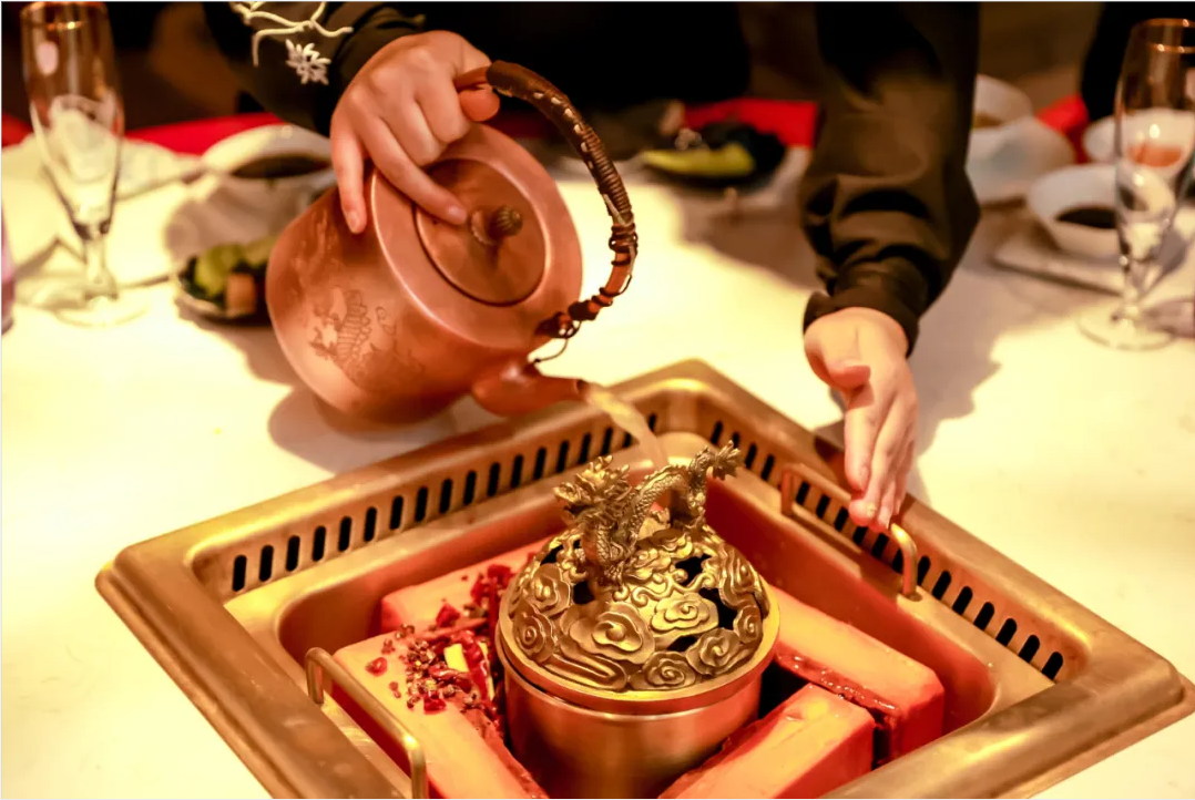 火鍋“新物種”強勢崛起！“發(fā)酵鍋底”正在升級火鍋賽道